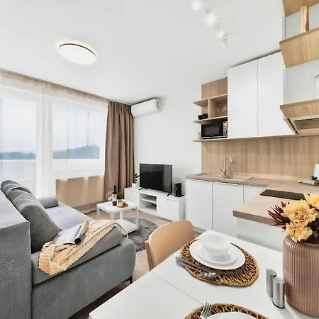 Near Bts Airport Apartment Pressburg